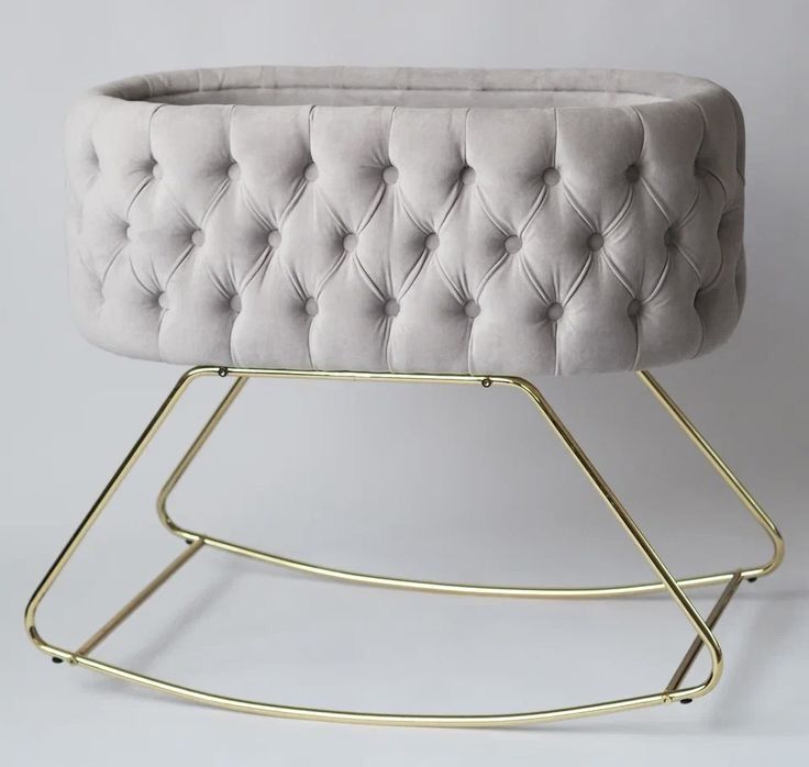 Pentru bebelusi în 0 și 4 ani paturi tip balansoar sau fixe