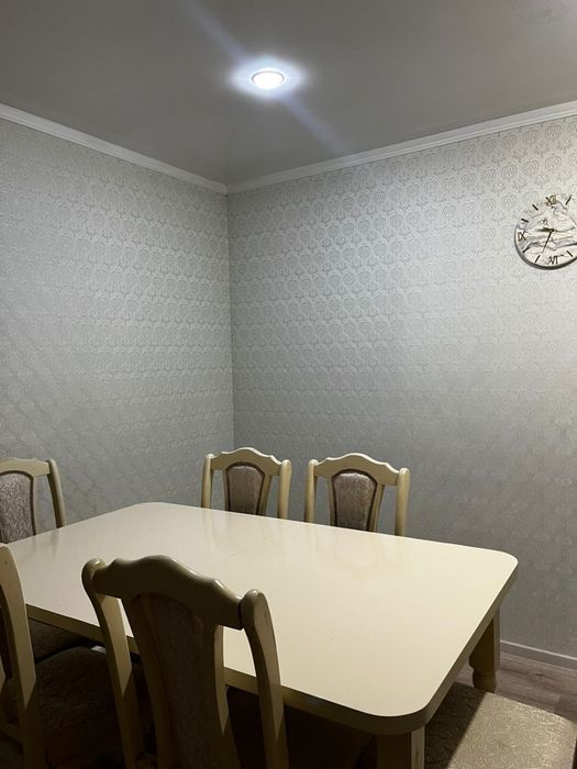 Раздвижной стол со стульями