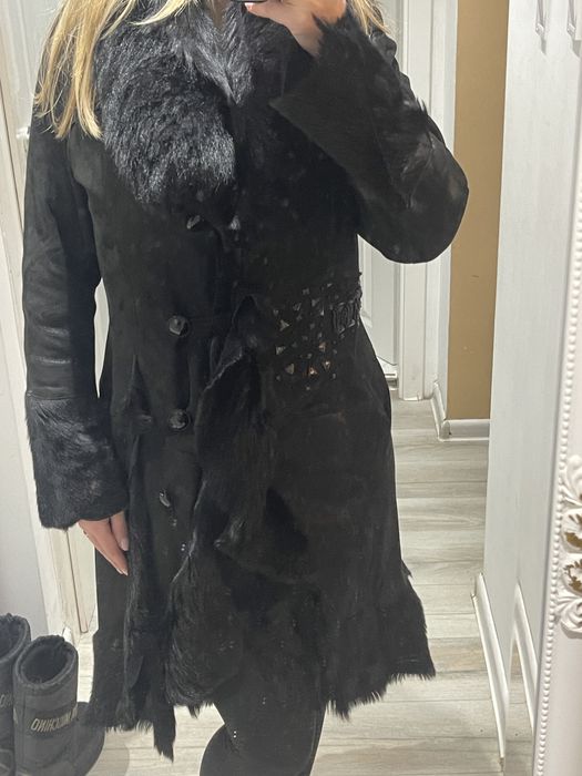 Ексклузивно дълго палто от естествена кожа с косъм и капси