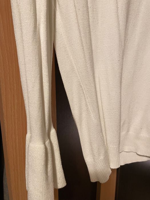 Pulover/ bluză ZARA pe alb cu guler turtleneck pe alb