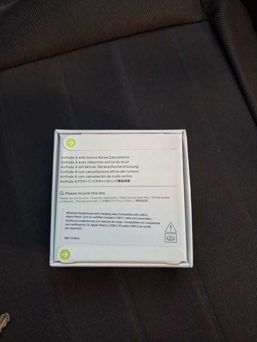 AirPods 4 cu Noise Cancelling