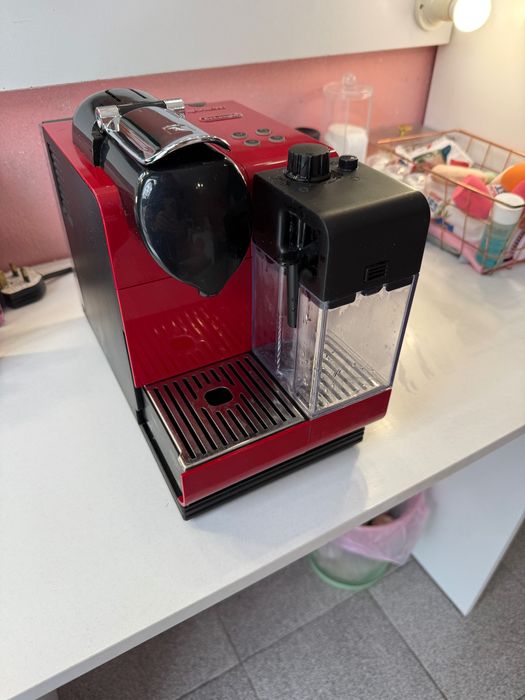 Кафе машина Nespresso Lattissima с контейнер за мляко