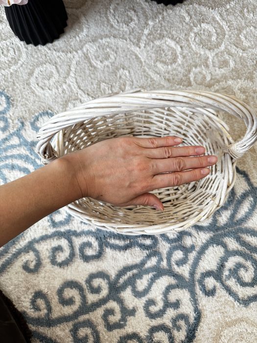 Белые плетенные корзины