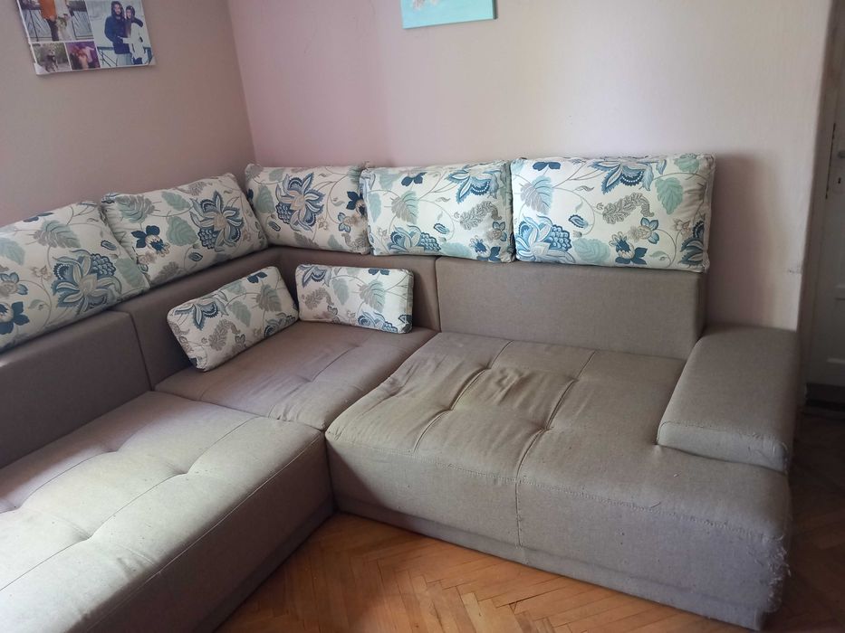 Vând canapea colțar in forma de L