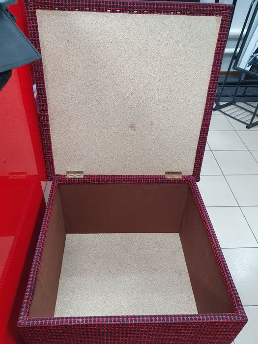 Продам 2 пуфика вместительные.