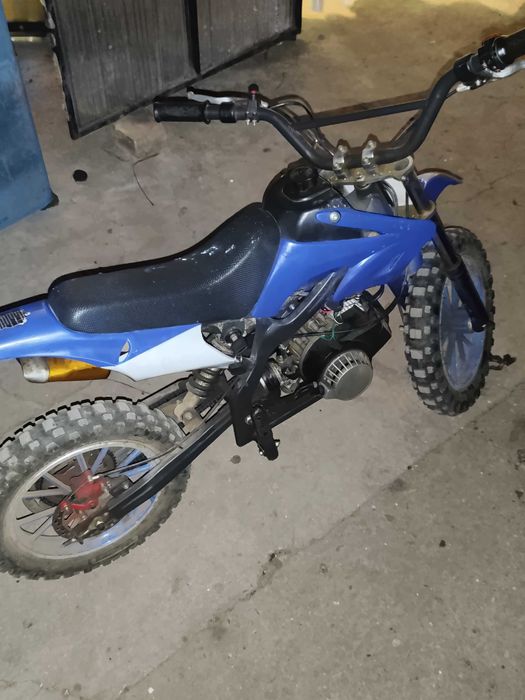 vand moto corss pentru copii 49cc,pentru copii la vineva care se pricepe sa repare,se inabuse din mers. Doar filtru de aer este schimbatw