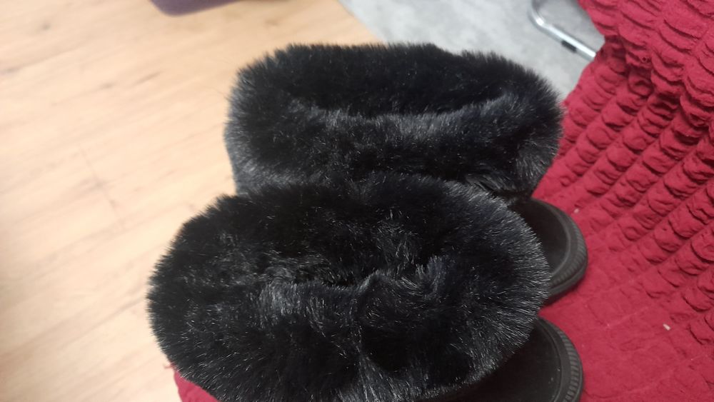 Продавам зимни дамски боти.