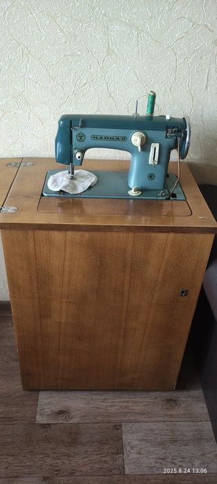 Швейная машинка Чайка 2