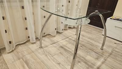 Стъклена трапезна маса