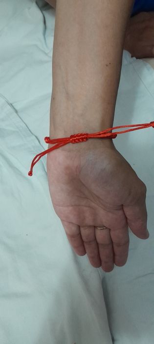 Браслет из красной нитки.