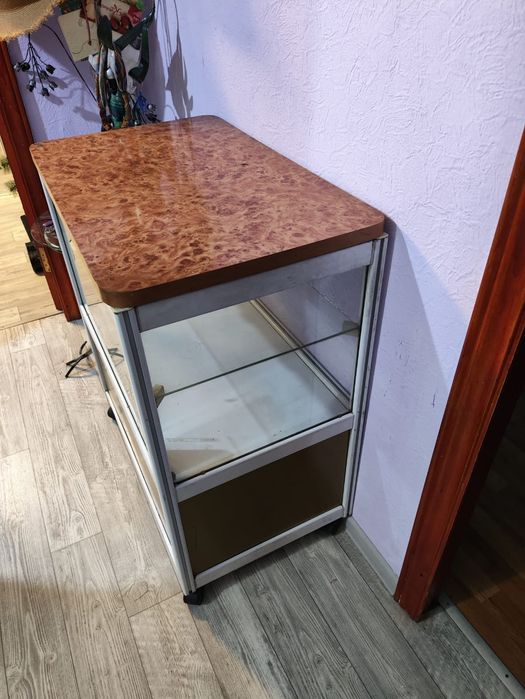 Продам стол-ветрину