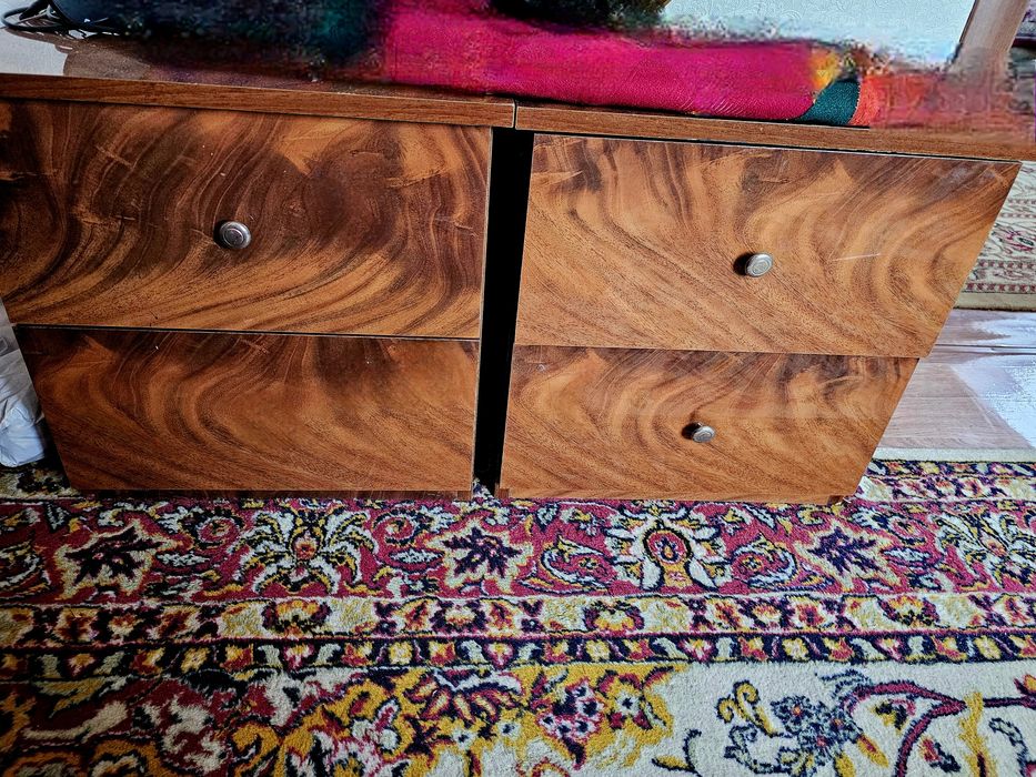 Кровать, комод, тумбы, зеркало