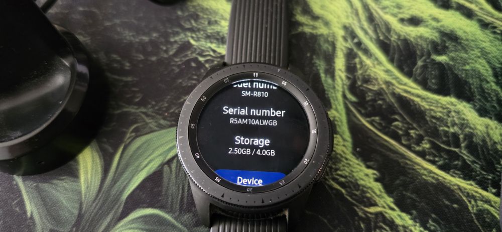 *ОТЛИЧЕН* Смарт Часовник Samsung Galaxy Watch (DC38, SM-R810), зарядно