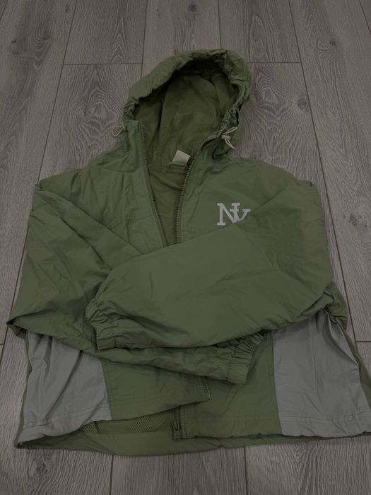 Ветровка зеленая