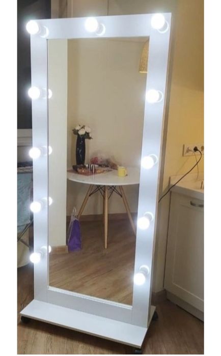 Продам зеркало с лампочками