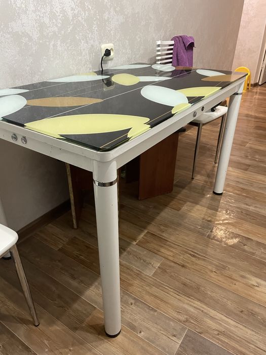 Кухонный стеклянный стол