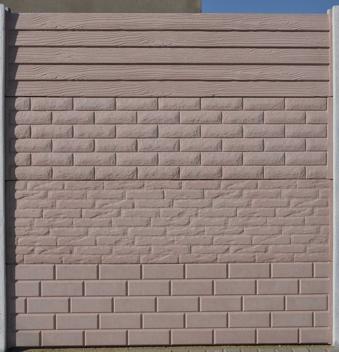 Gard din beton cu tot cu stalpi.