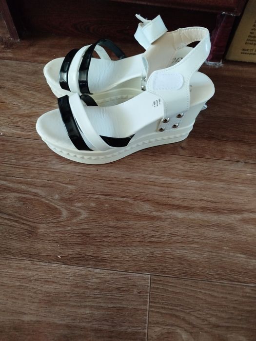 Продам летние босоножки