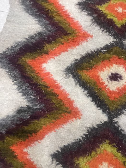 Продается чисто шерстяной ковер ,необычный 2/140