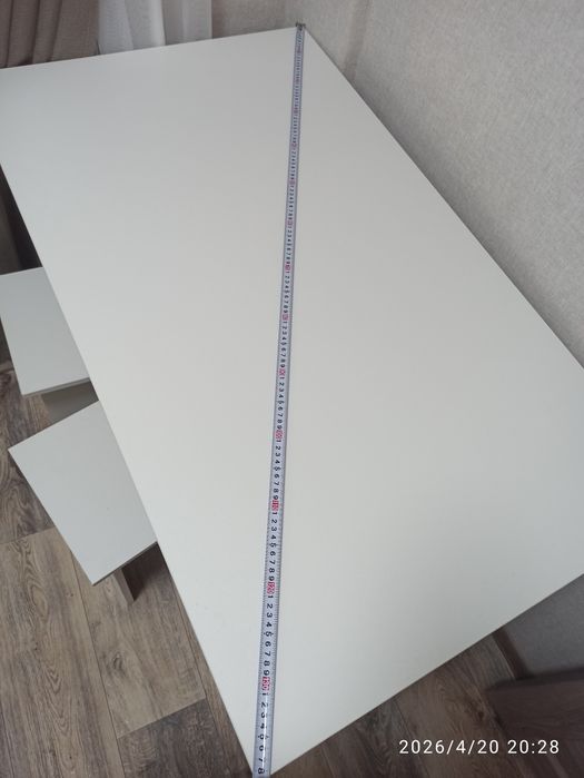 Стол белый и 4 табуретки