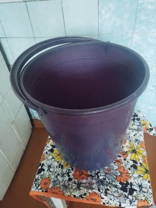 Продаются эмалированное и пластмассовые ведра