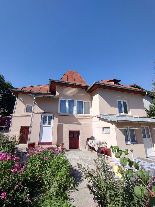 Vând casă Bușteni sau schimb cu apartament 3 camere  in Bușteni.