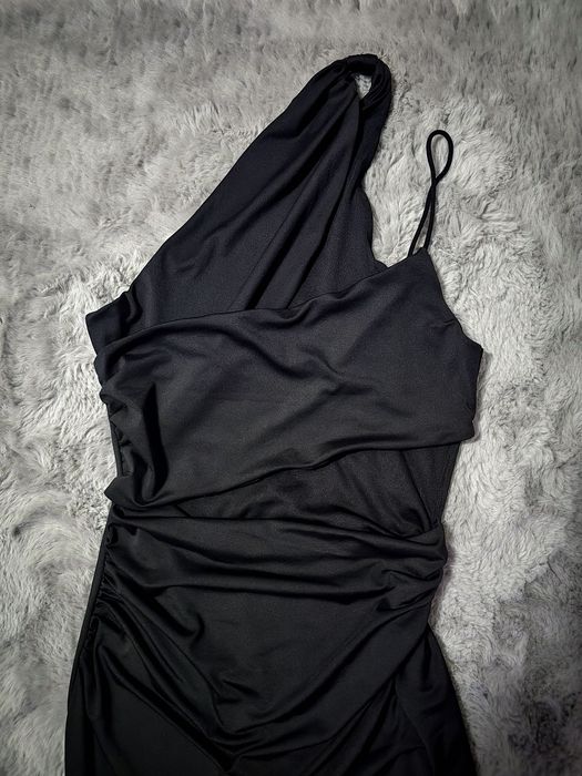 Дълга черна рокля