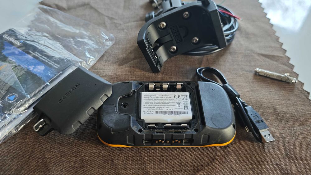 GPS Навигация Garmin Montana 600 със зареждаща стойка RAM монтаж