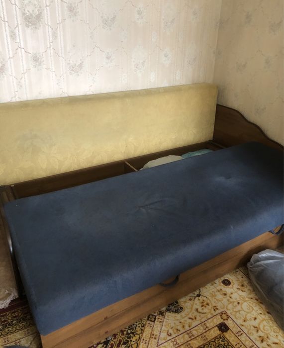 Диван-кровать с подушками