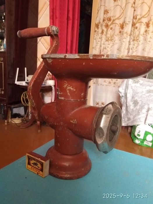 Мясорубка советская,чугунная,в отличном состоянии