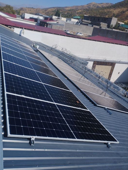 Quyosh panel o'rnatib beruvchi ustalar jamoasi