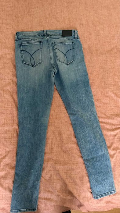 Розова риза с пера, дънки Calvin Klein