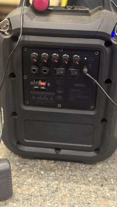 В оригинале с безпроводным микрофоном