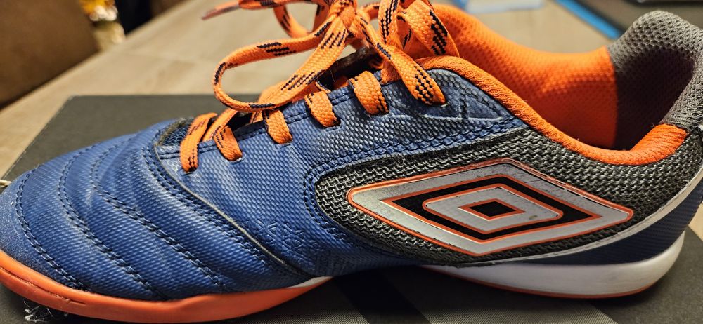 Adidasi fotbal Umbro marime 38