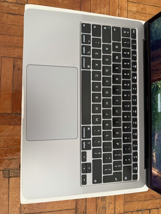 Vand MacBook Air Retina 13” 2020 – Intel i3 / 8GB RAM / 256GB SSD în stare foarte bună de funcționare și aspect îngrijit.