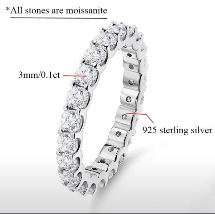 Кольцо с муассанитами. 8 размер. Новое.