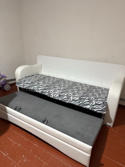 Продам диван срочно! Стол+кровать