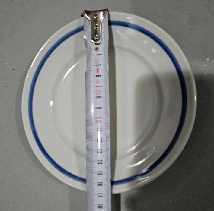 Чисто Нови Порцеланови Чинии