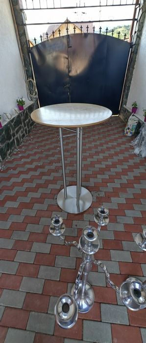 Vând /închiriez mobilier elegant pentru evenimente – mese de bar & sfeșnice cromate