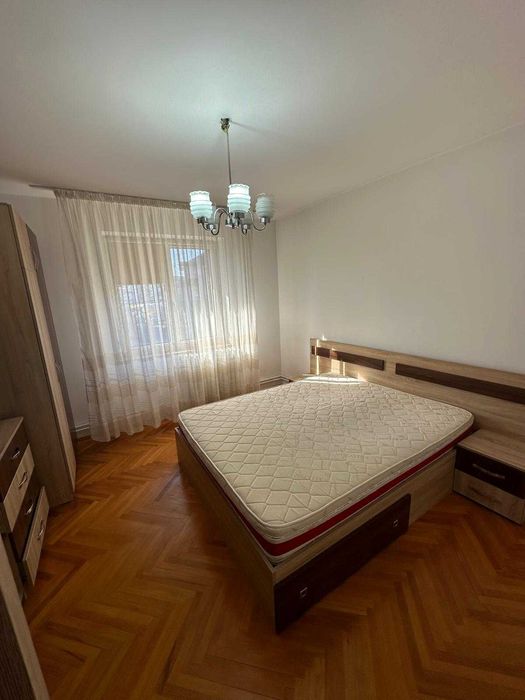 Inchiriez apartament 3 camere - Centru