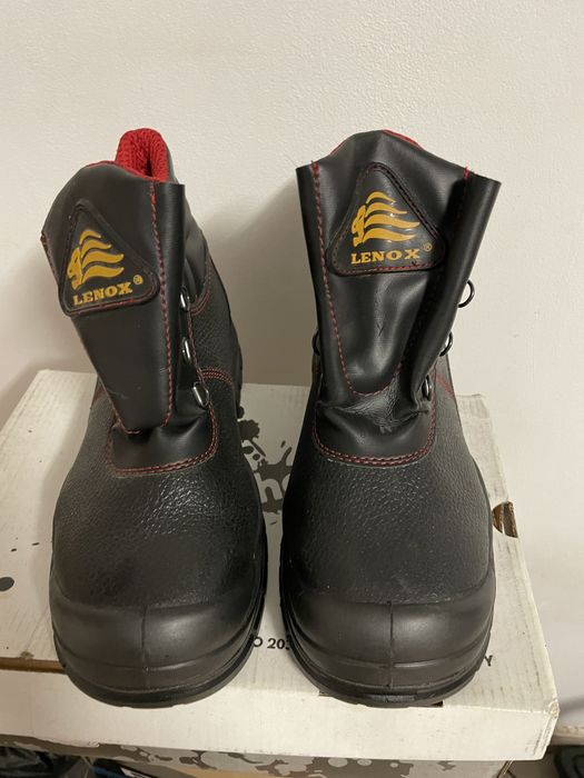 Bocanci de lucru cu bombeu