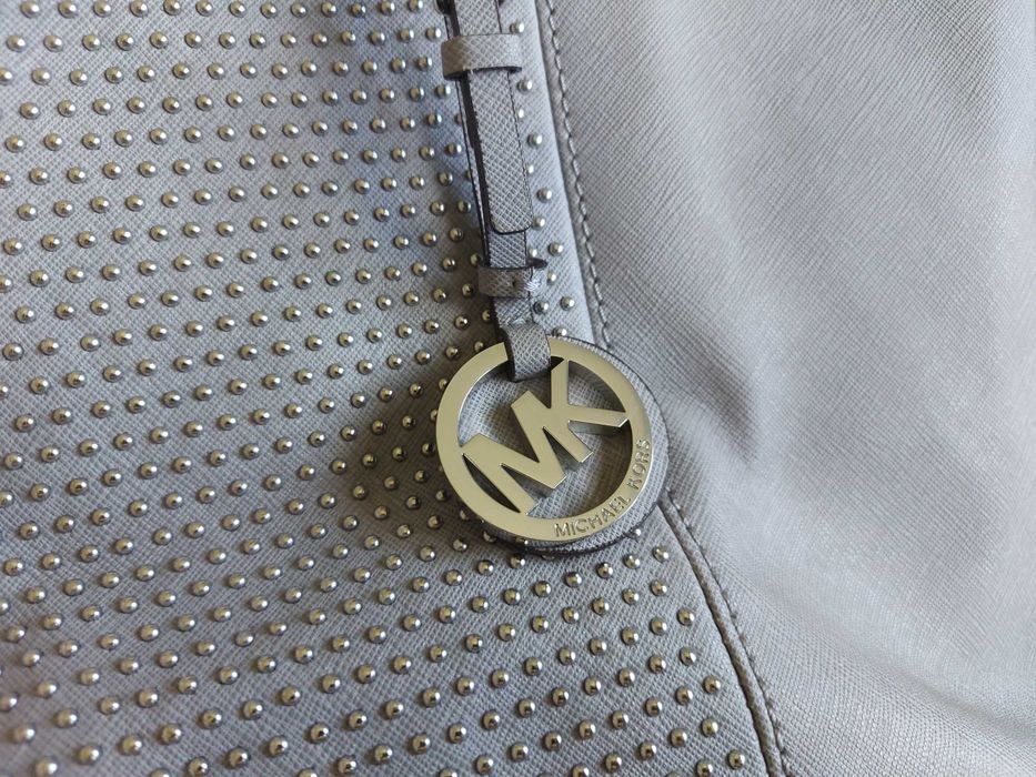 Дамска чанта Michael Kors Jet Set Saffiano Bag със сребристи капси.
