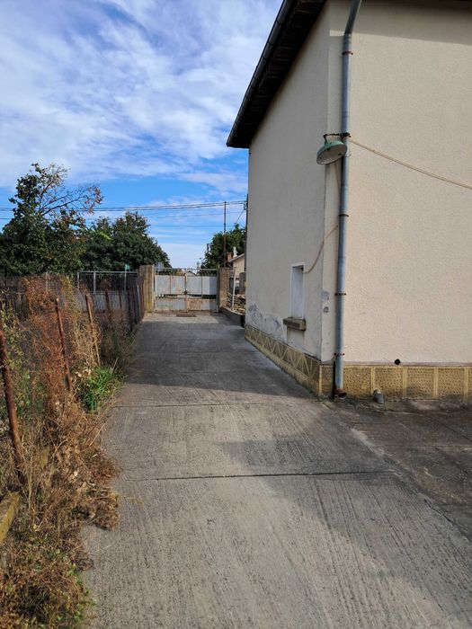 Продавам собственa къща c двор в село Ракитница до град Стара Загорa