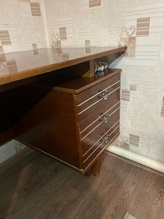 Продам стол и полку.