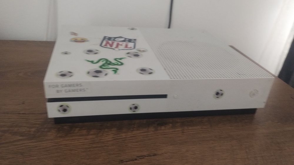Vând Xbox one s cu doua controale