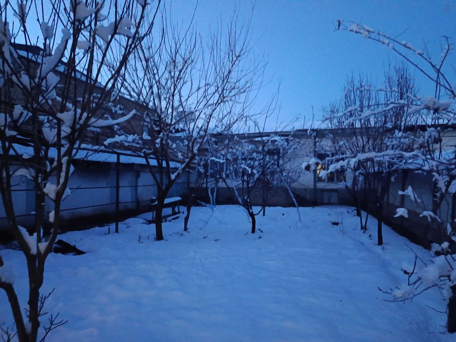 Олмазор охунбобоев 2 сот 4 хона фасад 10 метр Нархи 70000 у.е