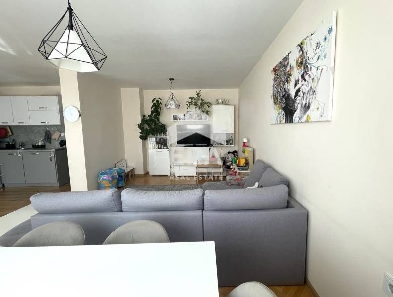 Тристаен обзаведен апартамент, център