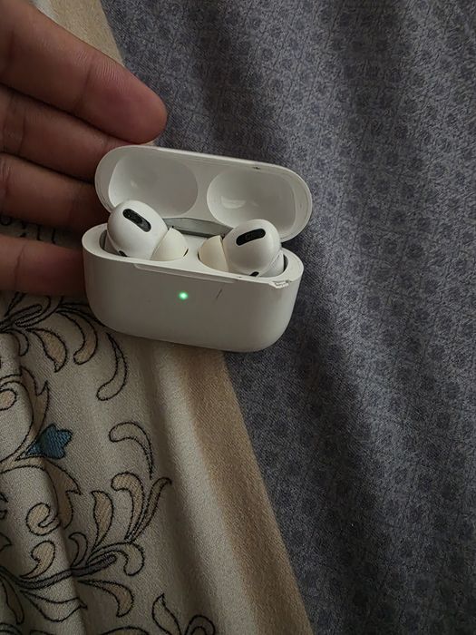 AirPods Pro (1-го поколения).
