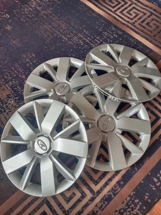 Продам колпаки оригинал новые.