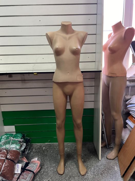 Продам манекены и вешалки.